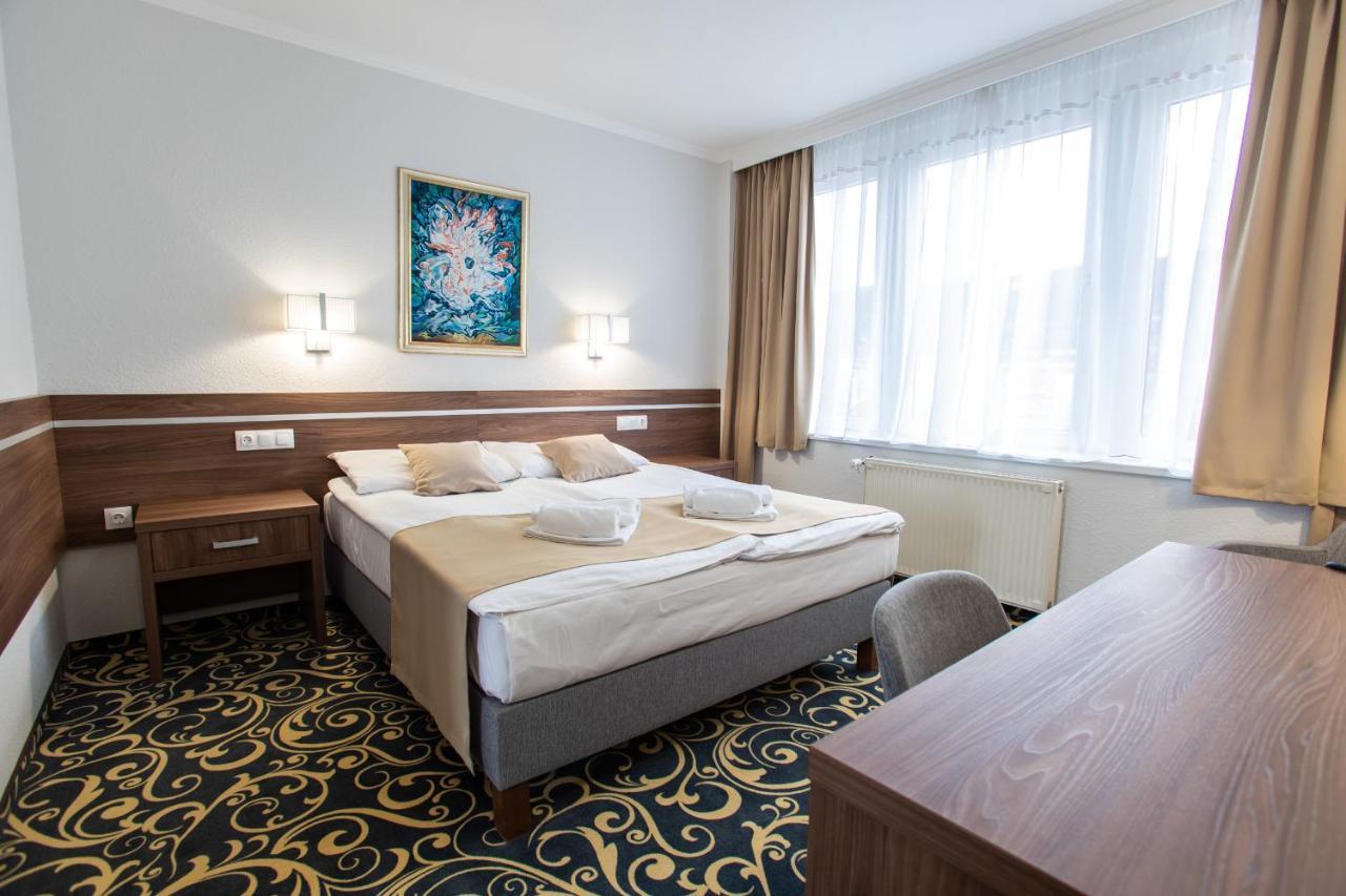 Hotel Arpad Tatabanya Exterior photo